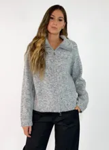 Campera de punto tipo cardigan en color gris jaspeado, con cierre frontal completo, cuello alto y puños y ruedo acanalados.