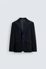 Blazer de corte relajado confeccionado en pana de algodón. Presenta cuello con solapas de muesca, cierre frontal con botones, bolsillo de vivo en el pecho y bolsillos con solapa en la cadera. Incluye aberturas en la espalda y puños con botones.