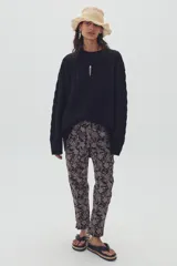 Pantalón de brocato con estampado paisley en tonos negro y marrón.