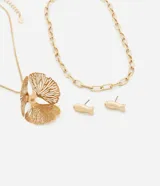 Conjunto de bisutería color dorado compuesto por un collar de doble cadena, un dije en forma de hoja o cola de pez y un par de aros pequeños con diseño de pez.