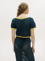 Top tejido calado color ladrillo, con cuello en V, mangas cortas y botones carey en el frente.