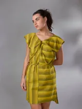 Vestido corto de lino y algodón color amarillo mostaza con diseño a rayas horizontales, escote en V y lazos para anudar en la cintura.
