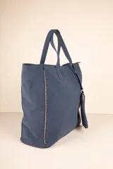 Bolso tipo tote color marrón con tachas plateadas en los bordes y monedero colgante con cierre.