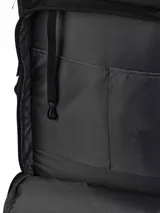 Mochila Cat modelo Explorer Advanced, color negro, con compartimento principal amplio, bolsillo frontal con organizador y bolsillos laterales de malla. Presenta detalles en cordón amarillo y logo reflectante.