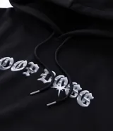 Buzo con capucha de algodón con forro polar, diseño de manga larga con puños y bajo elásticos, y bolsillo tipo canguro. Presenta un estampado gráfico en la espalda con la imagen de Snoop Dogg y lettering estilo gótico.