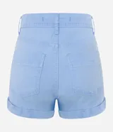 Short de sarga color blanco, de cintura alta, con bolsillos delanteros y traseros, trabillas para cinturón y bajo plegado. Cuenta con cierre frontal de botón y cremallera.