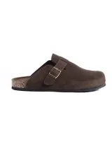 Zuecos de estilo casual confeccionados en símil gamuza color marrón, con diseño cerrado al frente y detalle de tira con hebilla metálica ajustable. Presentan una base de corcho y suela de goma antideslizante.