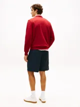 Buzo Tommy Hilfiger de cuello redondo color rojo, con puños y bajo acanalados, y logo bordado en el pecho.