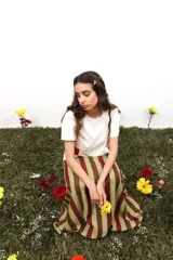 Falda larga de gasa con estampado de lunares grandes en tonos marrón y verde lima. Presenta un diseño de doble tela con caída fluida y cierre lateral oculto.