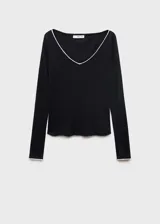 Camiseta de manga larga entallada con cuello en pico y detalle de ribete en contraste en el escote y los puños.