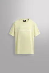 Camiseta de algodón con cuello redondo y manga corta, de corte regular. Presenta un estampado frontal con el texto 'Athleticz Running Club' en tono sobre tono y un acabado con efecto lavado.