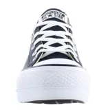 Championes Converse modelo Chuck Taylor Lift con plataforma, confeccionados en material sintético imitación cuero color negro. Presentan diseño clásico de caña baja con cordones blancos, puntera de goma blanca y suela de plataforma elevada con detalle de líneas negras.