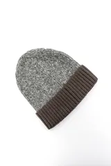 Gorro de lana de punto en color gris melange con vuelta marrón oscuro acanalada.