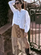 Camisa blanca de lino con mangas abullonadas y cuello mao.