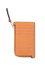 Billetera tarjetero de cuero sintético color tostado con múltiples ranuras para tarjetas, compartimento con cierre lateral y tirador con presilla.