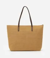 Bolso de playa mediano de fibra de papel color marrón claro, con asas de hombro pespunteadas en marrón oscuro. Incluye un neceser con cierre.