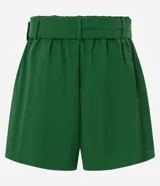 Short de sastrería color verde, de cintura alta con pliegues frontales y bolsillos laterales. Incluye un cinturón de tela a tono con hebilla redonda.