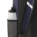 Mochila Puma Deck Backpack II, color azul marino con detalles en negro. Cuenta con compartimento principal con cierre, bolsillo frontal con cierre, dos bolsillos laterales de malla y logo de Puma estampado en el frente.