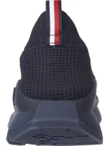 Zapatillas de running Tommy Hilfiger color azul marino, confeccionadas en tejido de punto elástico de poliéster reciclado. Cuentan con plantilla de acupresión, suela dentada de goma y caucho, trabilla distintiva y monograma TH grabado en la entresuela.