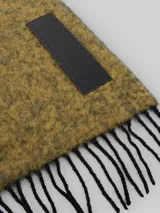 Bufanda rectangular color verde oliva con textura jaspeada y flecos en los extremos.