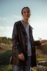 Chaqueta de cuero ovino italiano color negro, con cuello clásico, cierre frontal con botones a presión, bolsillos laterales con solapa y costuras en contraste color naranja.