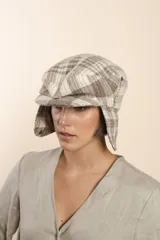 Boina con visera y orejeras, con estampado a cuadros en tonos beige y blanco.