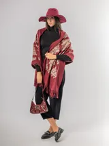 Pashmina color bordó con bordados florales en hilo dorado y bronce, terminada con flecos en los extremos.