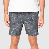 Short de baño con estampado botánico de hojas en tonos gris oscuro y líneas claras. Cuenta con cintura elástica, cordón ajustable, bolsillos laterales y malla interior.