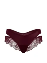 Braguita tipo cheeky de tiro bajo, color bordó, confeccionada en microfibra suave con detalles de encaje elástico y aberturas laterales con diseño de capas.