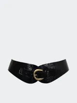 Cinturón ancho tipo faja de cuero negro charolado con textura arrugada y hebilla metálica dorada de forma ovalada.