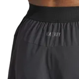 Short de entrenamiento Adidas HIIT HEAT.RDY, color gris oscuro (carbón), de corte ajustado y flexible, con cintura elástica y cordón. Presenta tejido texturizado, paneles de malla, bolsillos delanteros con cremallera y detalles reflectantes, incluyendo el logo de las tres barras en la parte inferior.