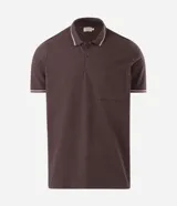 Remera polo masculina de tejido piqué marrón con textura, cuello y ribetes de mangas en tono contrastante, cierre frontal de dos botones y un bolsillo aplicado en el pecho.