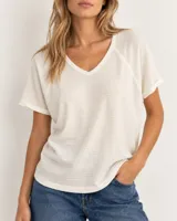 Remera color crudo de algodón tramado, con cuello en V, mangas cortas y diseño holgado.