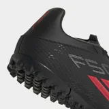 Championes de fútbol Adidas F50 Club para pasto artificial, color negro con detalles en rojo. Presentan exterior sintético Fiberskin con líneas 3D para un mejor toque de pelota y tecnología Sprintgrid. Suela de caucho diseñada para brindar agarre en giros y cortes rápidos.