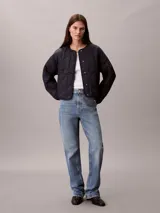 Campera acolchada ligera Calvin Klein de color azul marino, con cuello redondo, diseño acolchado con emblema CK integral, cierre frontal con botones a presión y manga larga de corte regular.