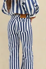 Jeans de corte recto y largo tobillero, con diseño de rayas verticales en color azul marino y blanco. Presenta tiro medio, bolsillos clásicos y trabillas para cinturón.