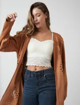 Chaqueta larga color marrón, de símil gamuza calada con diseño de flores y puntos. Tiene silueta abierta y mangas largas de corte recto.