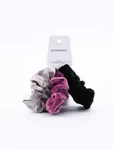 Set de tres scrunchies de terciopelo en color negro, lila y gris.