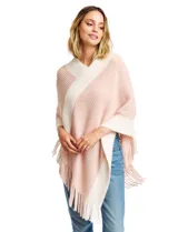 Poncho de tejido de punto suave, color rosa pálido y blanco, con diseño de franjas diagonales y cuello en V. Presenta flecos en los bordes.
