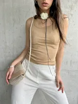 Musculosa color beige de morley con breteles finos.