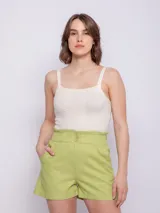 Short verde claro de algodón con elástico en la cintura, dos botones decorativos y cuatro bolsillos.