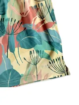 Short de baño color gris con estampado de palmeras, cintura elástica con cordón ajustable y tres bolsillos.