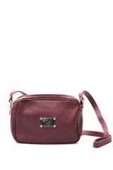 Cartera bandolera rectangular de cuero color borgoña, con correa larga regulable y logo metálico en el frente.