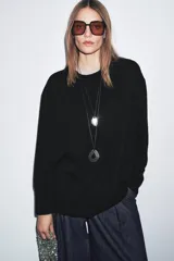 Jersey de corte oversize confeccionado en lana 100%, con cuello redondo y manga larga. Presenta acabados en rib en puños, cuello y ruedo.