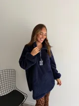 Pantalón de corte oxford con estampado de jirafa en tonos marrones, confeccionado en tela con caída fluida.