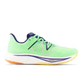 Championes de running New Balance FuelCell Rebel v3, color verde claro con detalles en azul marino, blanco y amarillo.