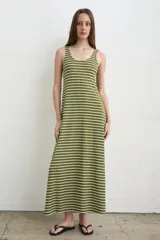 Vestido largo a rayas verdes y blancas, con escote redondo, sin mangas y aberturas laterales.