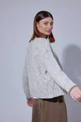 Saco de paño gris de corte recto y largo, con solapas clásicas y forro interior oscuro.