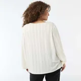 Blusa de punto calado en color blanco, con cuello en V y mangas largas con puños holgados. Presenta un diseño de rayas verticales sutiles y un pliegue central en el frente.