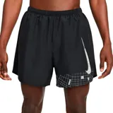 Short de running negro con cintura elástica, tecnología Dri-FIT y logo de Nike estampado en plateado.